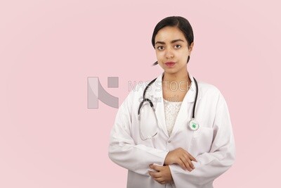 طبيبة تحمل سماعة طبيب وترتدى بلطو ابيض