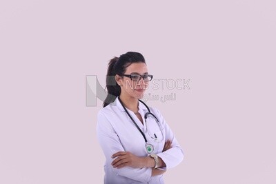 طبيبة تحمل سماعة طبيب وترتدى بلطو ابيض
