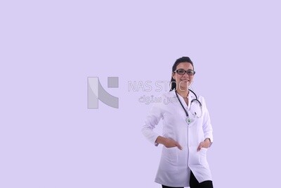 طبيبة تحمل سماعة طبيب وترتدى بلطو ابيض