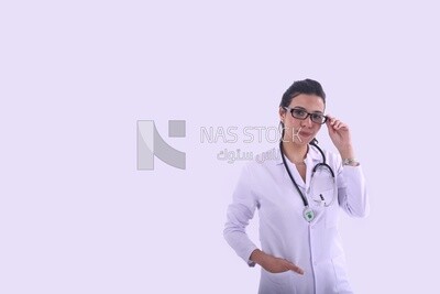 طبيبة تحمل سماعة طبيب وترتدى بلطو ابيض