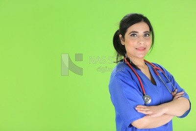 طبيبة تحمل سماعة طبيب
