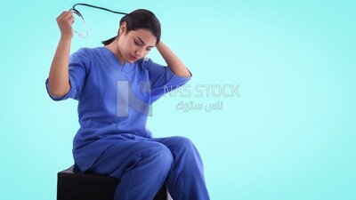 طبيبة تحمل سماعة طبيب
