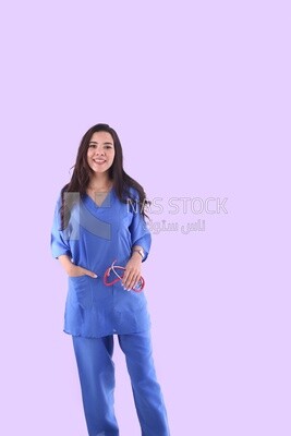 طبيبة تحمل سماعة طبيب