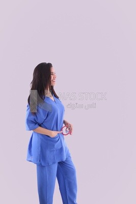 طبيبة تحمل سماعة طبيب