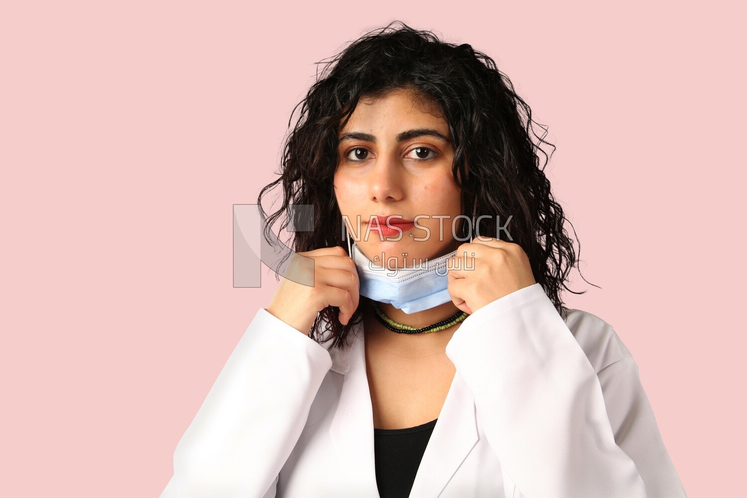 A woman doctor wearing a mask