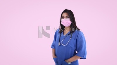 طبيبة تحمل سماعة طبيب و ترتدى قناع