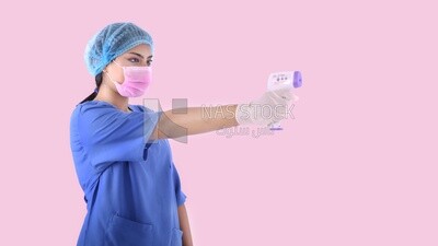 طبيبة  ترتدى قناعا و يد تحمل محقق درجة الحرارة