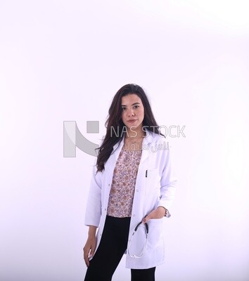 طبيبة ترتدى بلطو ابيض