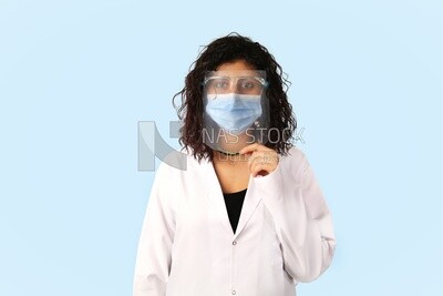 طبيبة ترتدى قناع ودرع وجه