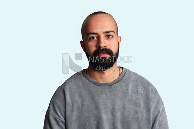 شاب يرتدي قميصًا