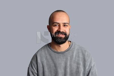 مشهد مقرب لشاب مبتسم