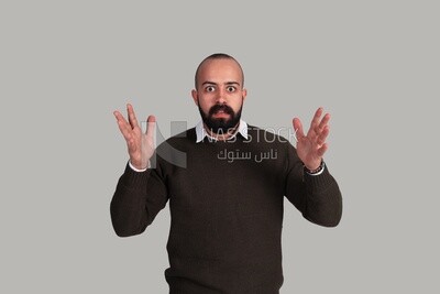 شاب متفاجئ