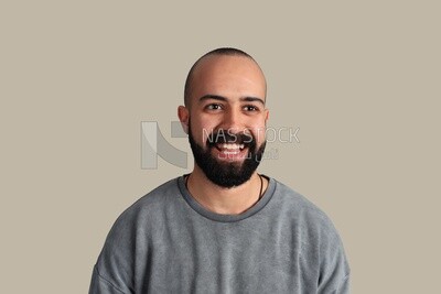 شاب وسيم مبتسم