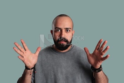 شاب متفاجئ