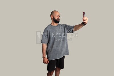 شاب رياضى يلتقط صورة سيلفى