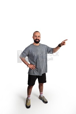 شاب يشير إلى اليمين
