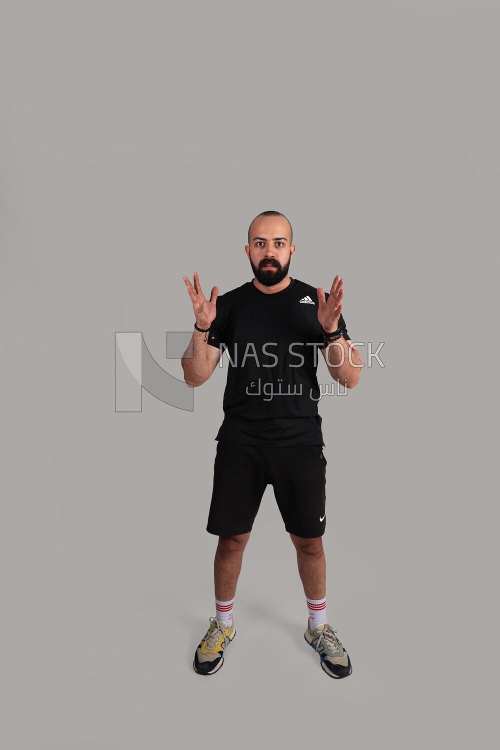 مدرب بملابس رياضية