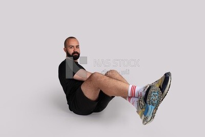 رجل رياضي يقوم بتدريب كمال الأجسام
