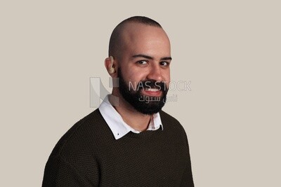 رجل سعيد بعد استعادة السمع