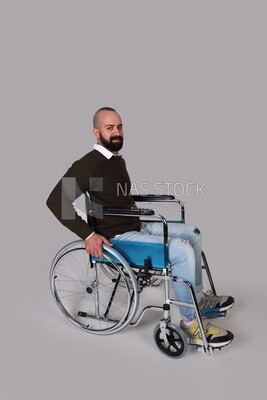 شاب معاق يجلس على كرسي متحرك