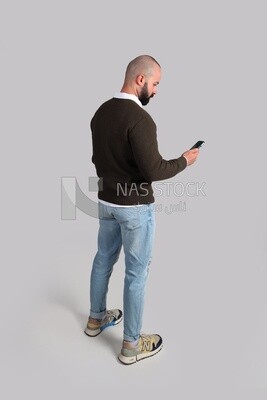 شاب بلحية ينظر فى هاتفه