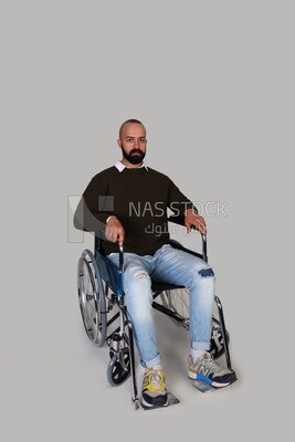 صورة رجل معاق يجلس على كرسي متحرك