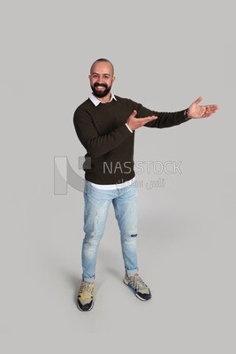 رجل يشير بيداه جهه اليمين