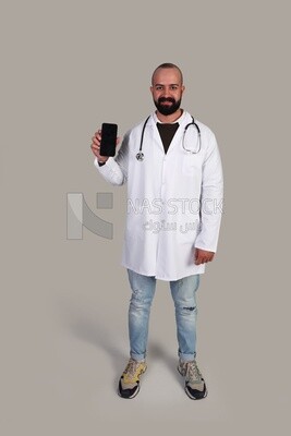 طبيب يحمل هاتفه