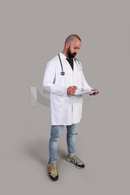 doctor following up on patients&#39; reports