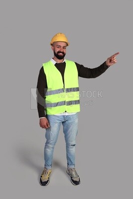 عامل يشير بيده جهه اليمين