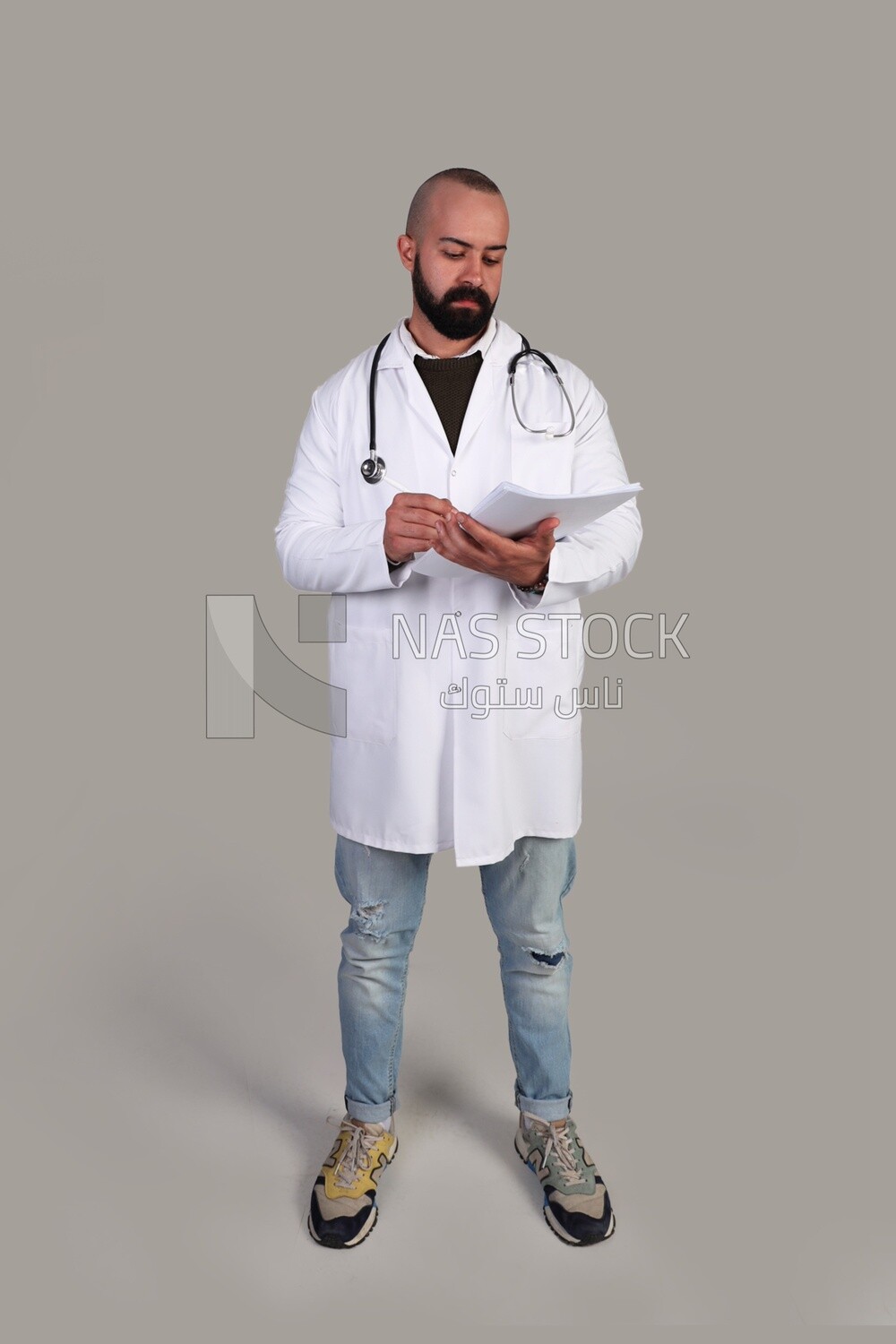 doctor following up on patients&#39; reports