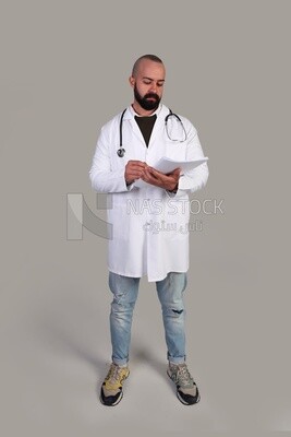 doctor following up on patients&#39; reports