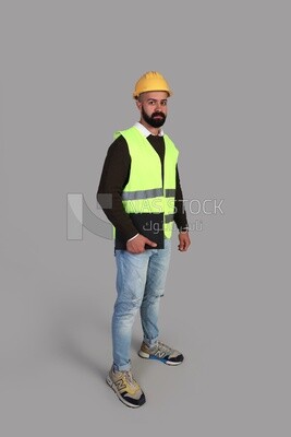 مشرف العمال يرتدى زى العمل