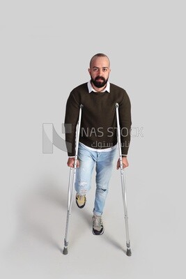شاب يستخدم العكازات
