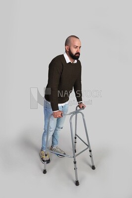 شاب يحاول المشي بالمشاية