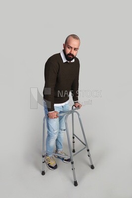 شاب يحاول المشي بالمشاية