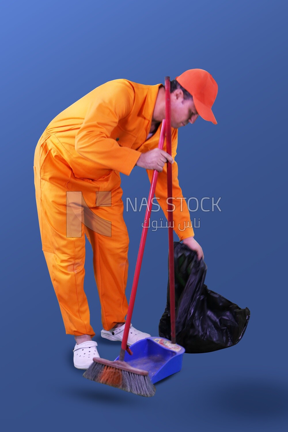 عامل قمامة على خلفية زرقاء