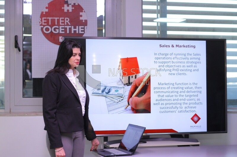 ِA woman presenting her project