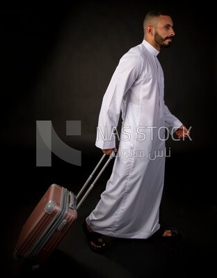 رجل سعودى على خلفية سوداء