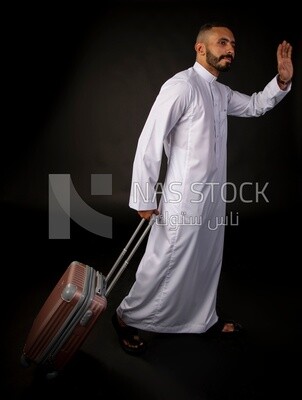 رجل سعودى على خلفية سوداء