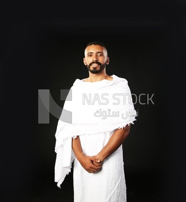 رجل يلبس لباس الاحرام