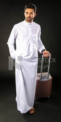رجل سعودى على خلفية سوداء