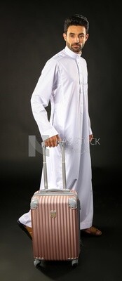 رجل سعودى على خلفية سوداء