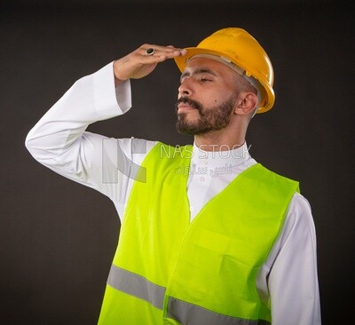 رجل سعودى مهندس على خلفية سوداء