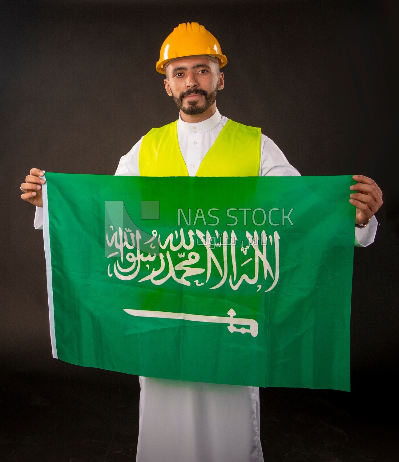 رجل سعودى مهندس على خلفية سوداء