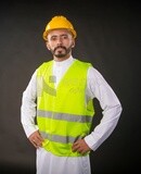 رجل سعودى مهندس على خلفية سوداء