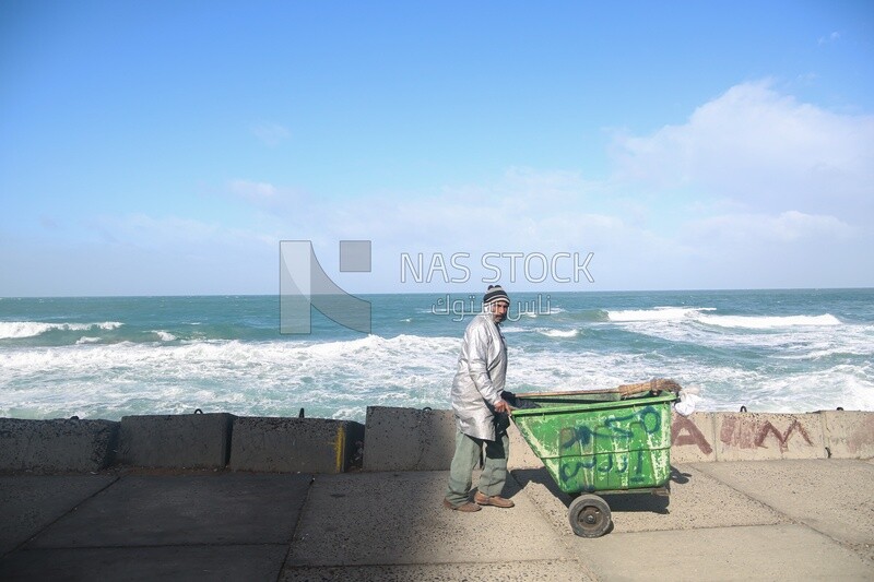 Cleaner hold rubbish cart