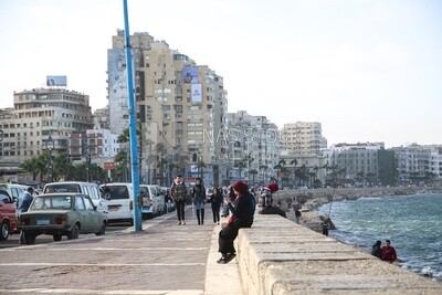 &quot;احد شواطئ الاسكندرية يظهر ناس تجلس وتنزهه و تصطاد 
 سمك و يجلوس على الصخور&quot;