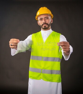 رجل سعودى مهندس على خلفية سوداء