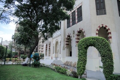 كراسى و طاولات المناطق المفتوحة داخل الجامعة الامريكية يتسخدمها الطلبة للمذاكرة و الاجتماعات